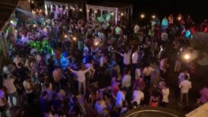 Prende il covid in vacanza, 17enne positiva: 40 giovani in isolamento dopo la discoteca