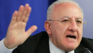 De Luca sbotta: "Ogni tanto da Milano qualcuno viene a fare il razzista contro di noi"