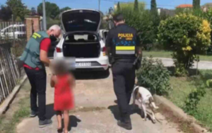 Orrore in strada, bimba abbandonata dal patrigno insieme al cane