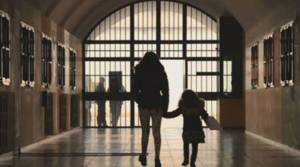 Irrompono in casa di notte e arrestano il papà, la figlia non parla più: il dramma della piccola Sophia