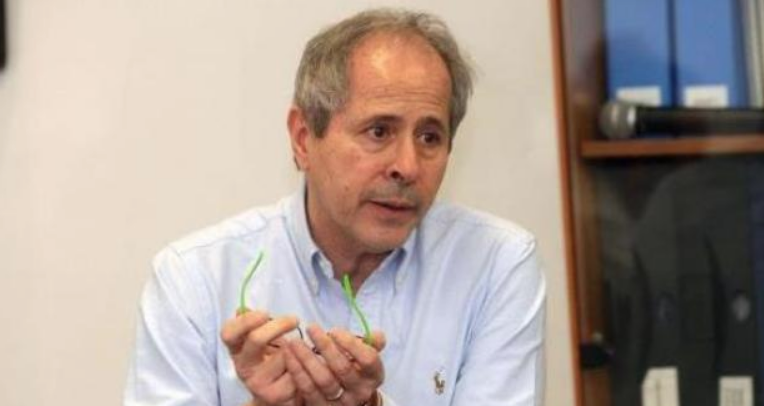 Covid, Crisanti lancia l'allarme: "Nuova ondata già ad agosto"