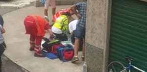 Napoli, esce dall'auto e cade all'improvviso: uomo muore in strada