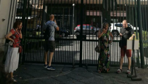 Napoli, barzelletta alla Floridiana. Il custode chiude prima: mamme e anziani intrappolati nel parco sotto al sole