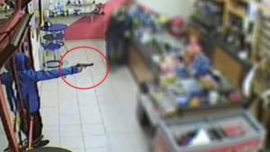 Paura a Giugliano, rapina al supermercato: cassiera accusa un malore