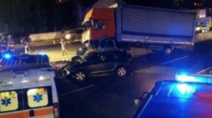 Schianto frontale auto-tir nel casertano, 60enne perde la vita