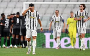 Juventus fuori dalla Champions, a Napoli scoppia il delirio: urla e fuochi d'artificio