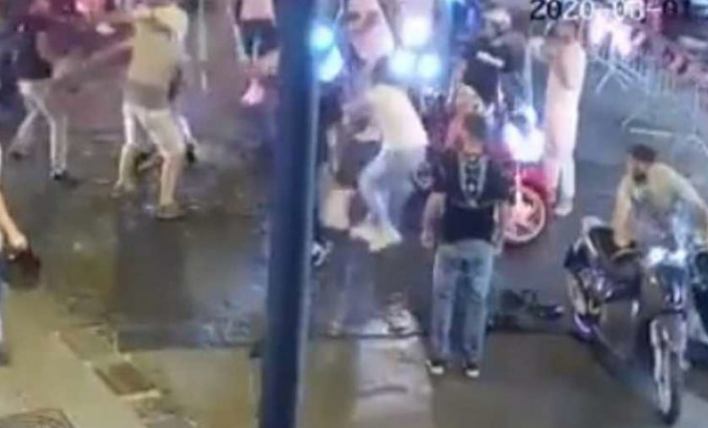 Rissa e bottigliate, giovane accoltellato: è follia a Baia Domizia