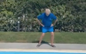 Nino D'Angelo accontenta i fan e balla il tormentone: "Non ce la faccio più"