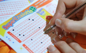 Napoli, sfiora il Jackpot e indovina il '5': vittoria da migliaia di euro al Superenalotto