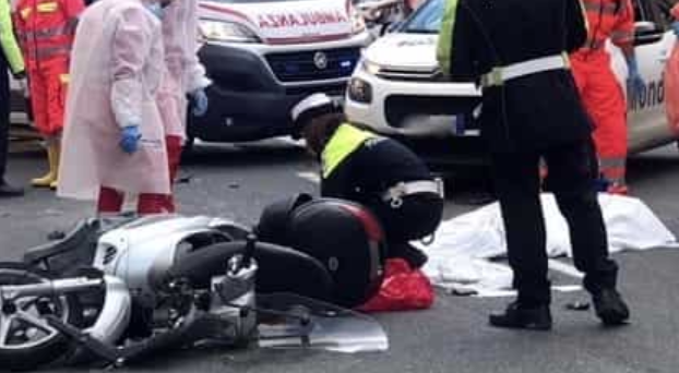 Incidente mortale a Napoli, schianto moto-scooter: uomo perde la vita