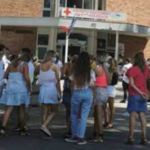 Covid, ragazzi in fila al Cotugno dopo il rientro dall'estero: "Fateci il test"