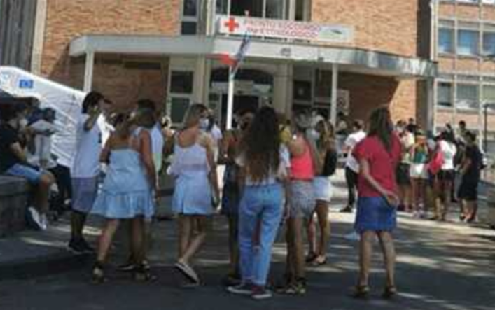 Covid, ragazzi in fila al Cotugno dopo il rientro dall'estero: "Fateci il test"
