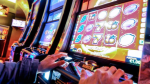 "Mi hanno rapinato", ma aveva perso tutto al videopoker: falsa denuncia per non essere scoperto dalla famiglia