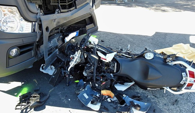 Dramma in Campania, scontro moto-tir sulla statale: 58enne perde la vita