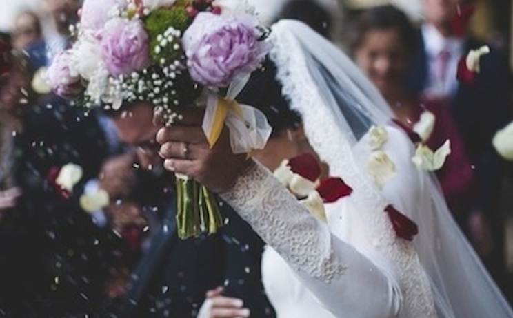 Matrimonio diventa focolaio mortale, un positivo contagia tutti: donna perde la vita