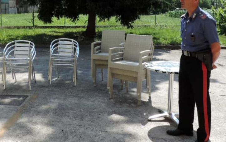 Ruba le sedie del bar e chiede il cavallo di ritorno, arrestato 39enne nel Napoletano