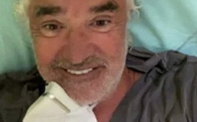Paga per essere ricoverato in un altro reparto e scatta un selfie dall'ospedale: bufera su Briatore positivo al covid