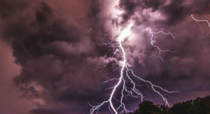 Colpiti da un fulmine mentre giocano a calcio, uccisi 10 bambini