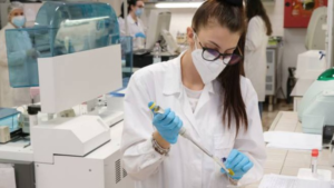 In Campania sono 90 i positivi al Coronavirus nelle ultime 24 ore, di cui 10 casi di rientro da fuori regione o connessi a precedenti positivi da rientro; 26 i guariti e un decesso. A comunicarlo l'Unità di crisi della Regione.