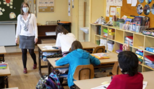 Operatore scolastico positivo nel Napoletano, il preside sospende le attività. E al Nord i genitori ritirano i figli dagli istituti