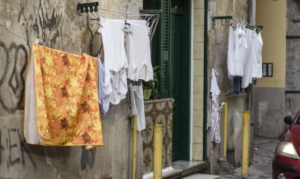 Napoli, gli inquilini non pagano il fitto e il proprietario li salda in casa