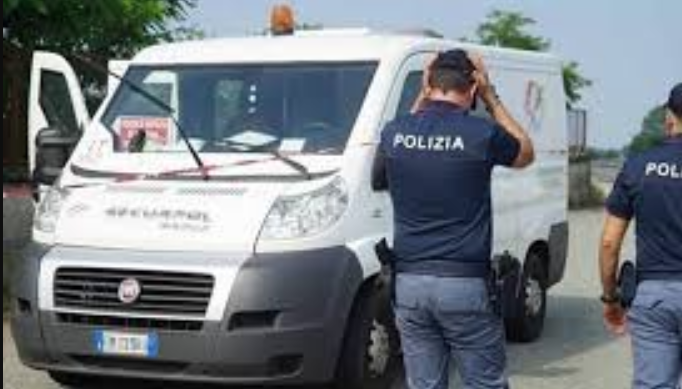 Assalto al portavalori nel Napoletano, ladri armati rubano incasso: fuga col bottino