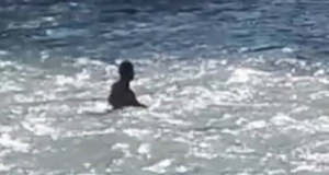 La figlia muore annegata, il papà ogni giorno si getta nel fiume per trovare il corpo