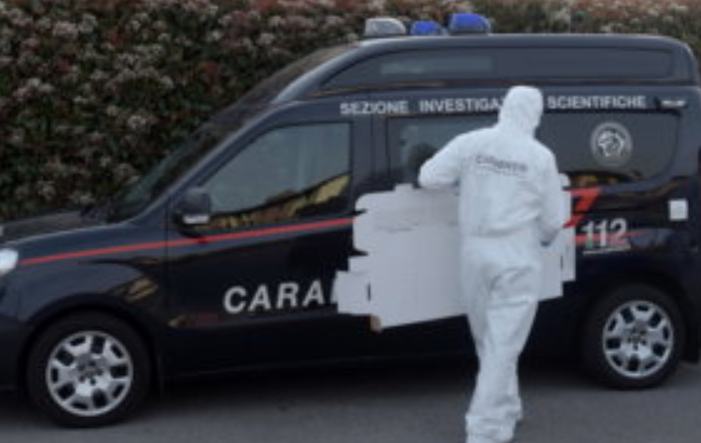 Uccide il compagno dell'ex, ferisce la donna e il padre della vittima: tutto davanti a suo figlio