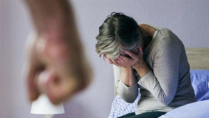 Napoli, accoglie il figlio dopo il carcere e lui la picchia per soldi: la mamma lo denuncia