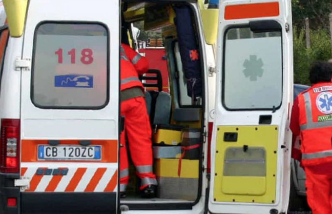 Tragedia in Campania, si sente male mentre lavora: 50enne muore per fare una consegna