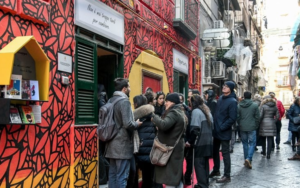 Edicole votive piene di libri, a Napoli nasce il 'Vicolo della Cultura'