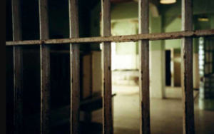 Carinola, caos dietro le sbarre: incendio divampa nel carcere