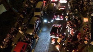 Paura al Vomero, esplode la rissa tra bande di ragazzini, l'affronto a colpi di bottiglie