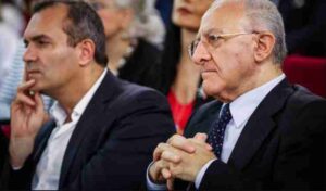 Universiadi, De Magistris attacca De Luca: "È come Ceausescu"