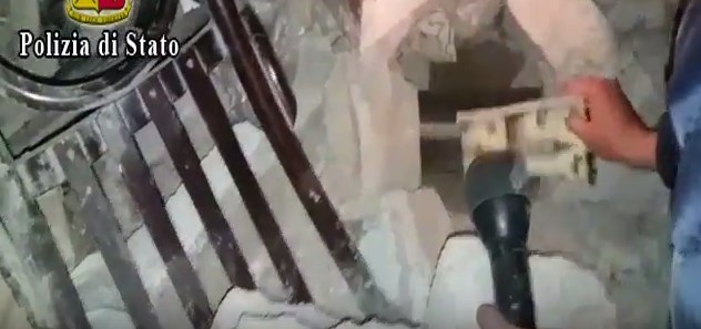 Blitz a Secondigliano, la Polizia smantella la "piazza" delle case Celesti