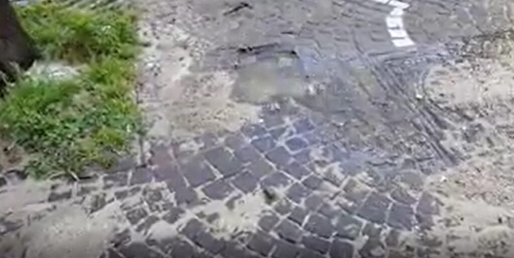 Bagnoli, perdita d'acqua in strada: la denuncia dei residenti