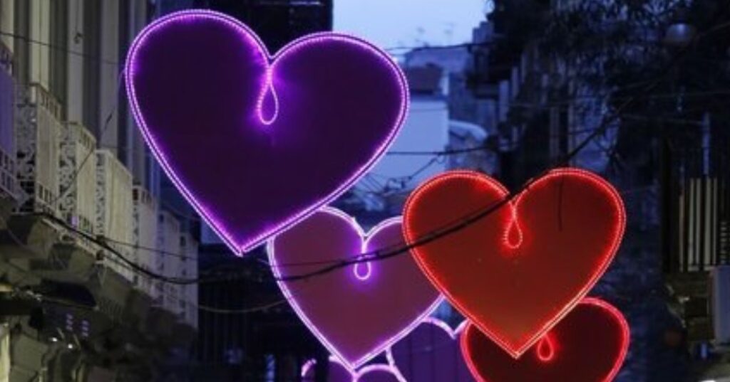 Luminarie di San Valentino a Chiaia, l'iniziativa per la festa dell'amore nel cuore della città