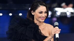 Anna Tatangelo, il look della cantante "sbanca" a Sanremo
