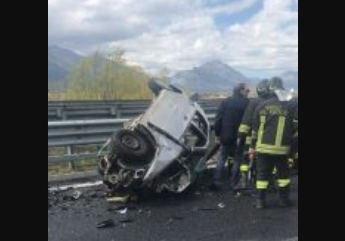 Tragico incidente sull'A2, si schianta contromano con una vettura: un morto e cinque feriti