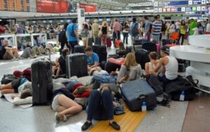 Rientro dalle vacanze da incubo, 60 turisti napoletani bloccati in aeroporto