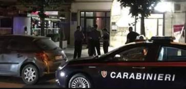 Casoria bomba carta nella notte, danneggiato il pub "Burger Time"