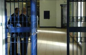 Violenta rissa nel carcere di Salerno, contusa la direttrice: detenuto in codice rosso