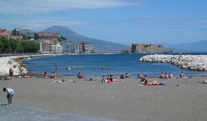 Napoli, scoppia l'estate: primi bagni in città