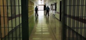 Aveva mezzo chilo di droga nell'intestino, la scoperta nel carcere di Poggioreale