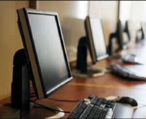 Napoli, dipendente comunale ruba compiuter a scuola: arrestato