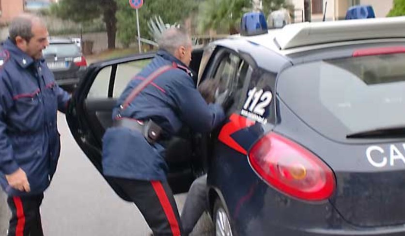 Giugliano, prima litiga con la moglie e poi aggredisce i carabinieri: arrestato