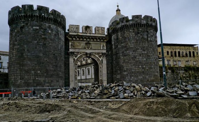 Porta Capuana, riapre il cantiere dopo la chiusura per racket