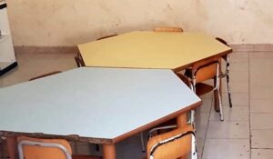 Castel Volturno, scoperto asilo abusivo: 13 bambini ammassati, nessuna finestra e condizioni igieniche precarie