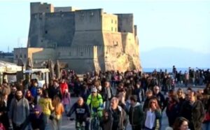 Napoli, fine settimana da record: boom di turisti in città