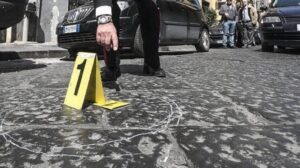 Si torna a sparare a Napoli, stesa contro un palazzo nel quartiere Ponticelli